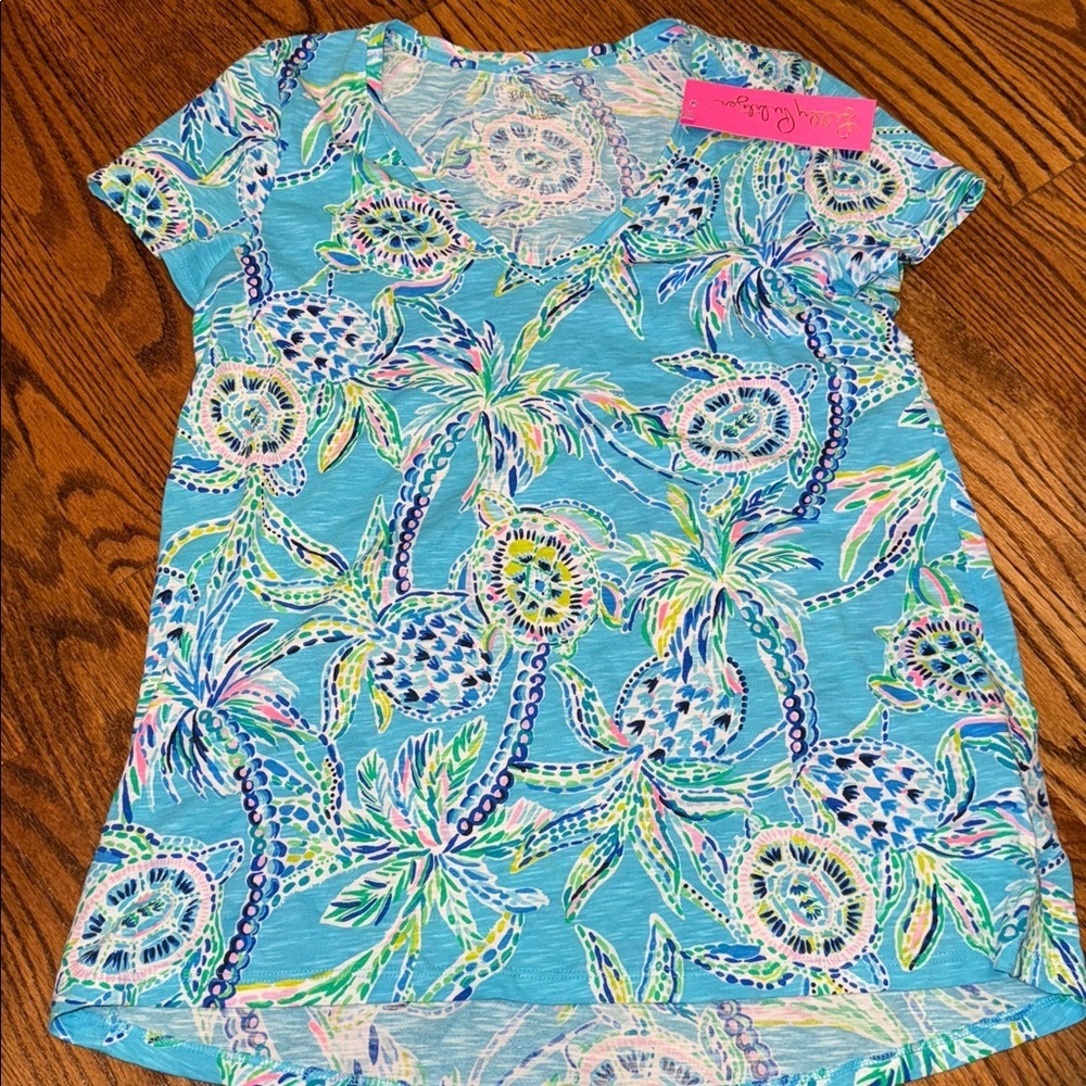 Lilly Pulitzer Etta v-neck tshirt in Bermuda blue turtle Szn size XS NWT